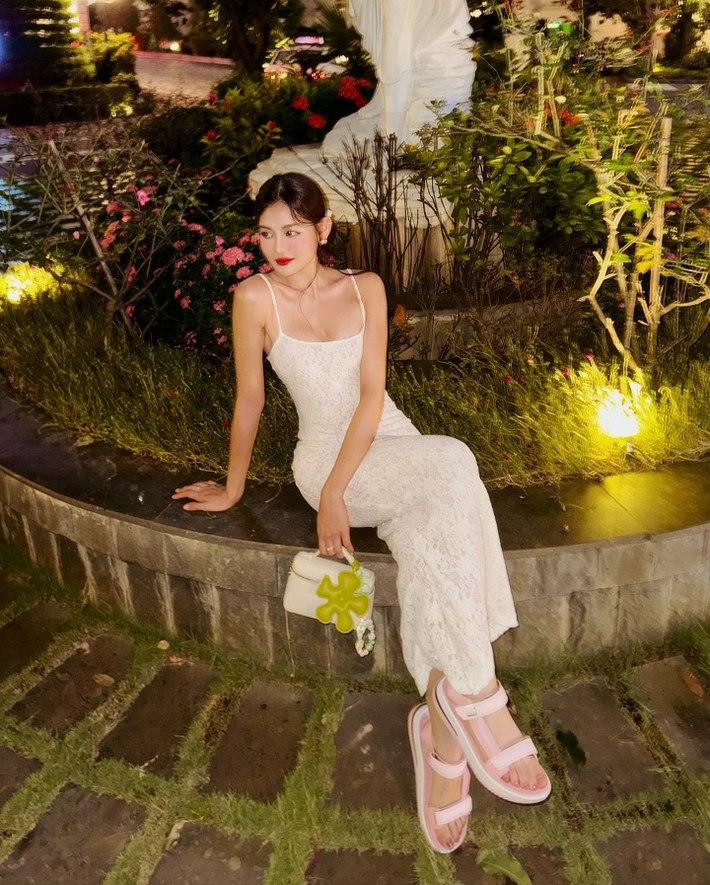 Những bộ phim cô tham gia được nhiều người biết đến có thể kể đến như Đập Cánh Giữa Không Trung, Gái Già Lắm Chiêu 2, Gái Già Lắm Chiêu 3, Rừng Thế Mạng…