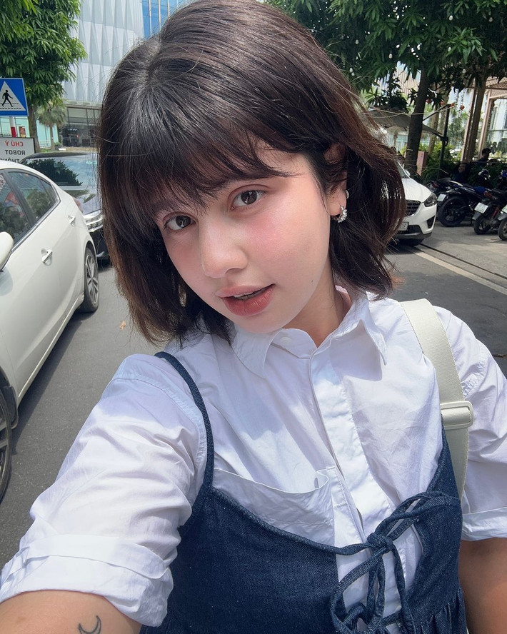 Ebra Lê theo đuổi phong cách ăn mặc khá đa dạng, lúc thì nghịch ngợm cá tính, lúc lại nữ tính dịu dàng, đôi lúc quyến rũ xinh đẹp.