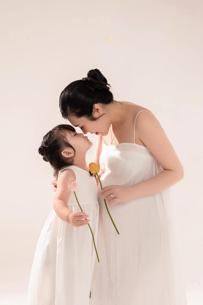 Nam MC cũng bày tỏ lời tâm tình cùng bé Trứng - con gái đầu của anh: "Trứng ơi, con vẫn luôn là món quà quý giá và tuyệt vời nhất trong cuộc đời của bố mẹ. Như bố từng nói, con làm thay đổi cuộc sống của cả 2 người. Bận rộn hơn, vất vả hơn, nhiều lo lắng hơn nhưng trên tất cả, bố mẹ luôn vui và hạnh phúc khi có con. Nhìn con lớn lên từng ngày, biết ngồi, biết đứng, biết đi, rồi bi bô tập nói."