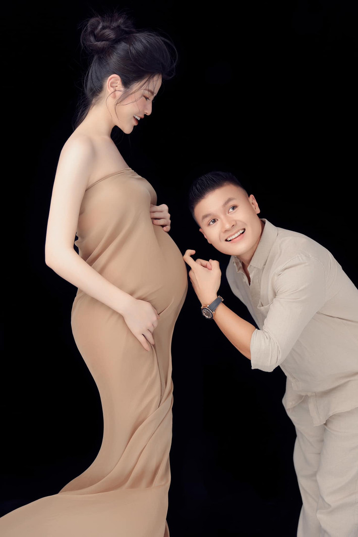 Sau khi sinh con, Quang Hải cũng gia nhập hội "nghiện con" khi thường xuyên đăng tải hình ảnh em bé lên trang cá nhân, còn để story với con trai ở phần nổi bật. (Ảnh: FBNV)