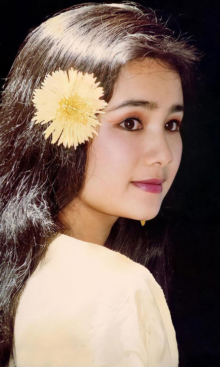 Không chỉ "oanh tạc" màn ảnh nhỏ vào thập niên 1990, NSND Thu Hà còn xuất hiện dày đặc trên những tấm ảnh lịch, trở thành "nữ hoàng ảnh lịch" được yêu thích nhất thời điểm ấy.