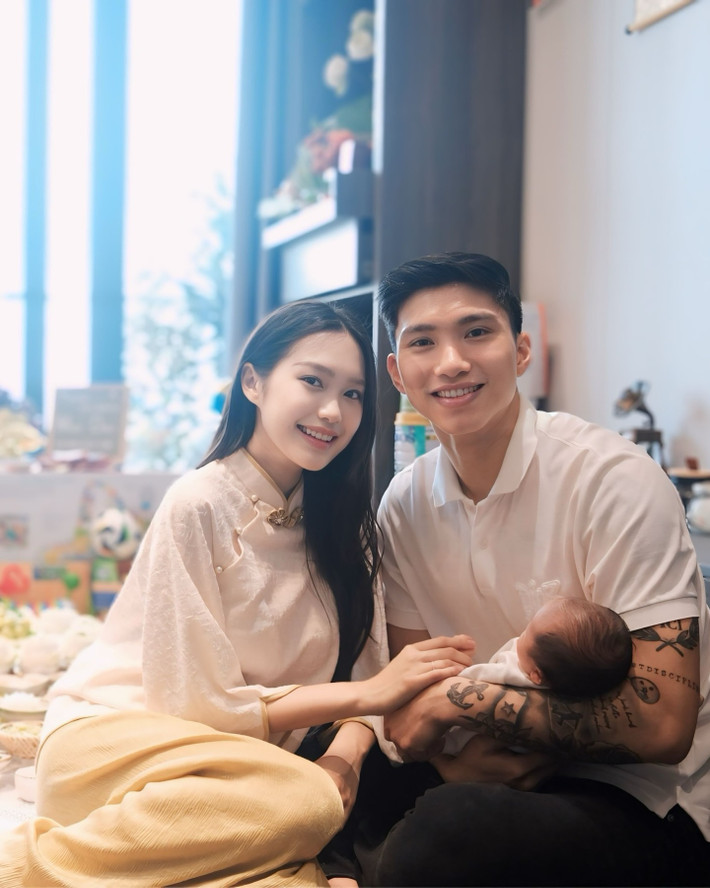 Trước đó, cặp đôi vẫn giữ kín dung nhan quý tử, đến gần đây, cả mới quyết định công khai gương mặt em bé. Cậu bé được nhận xét thừa hưởng những nét đẹp từ cả bố và mẹ.
