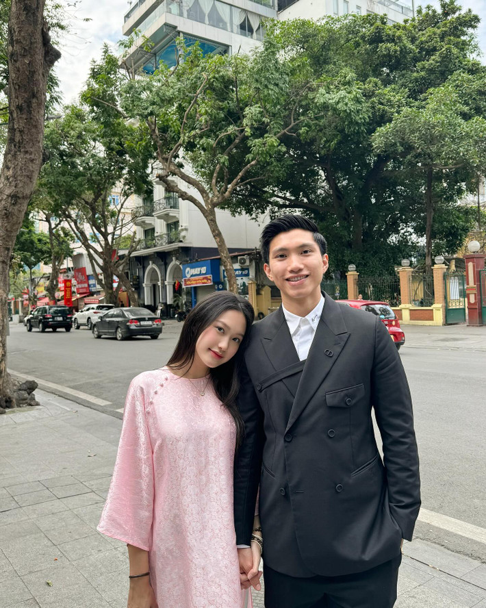 Đoàn Văn Hậu và Doãn Hải My đang có chuyến đi đến Hàn Quốc nhằm mục đich chữa trị những chấn thương của nam cầu thủ. Sau một năm dính chấn thương cầu thủ sinh năm 1999 vẫn chưa có dấu hiệu có thể thi đấu trở lại.