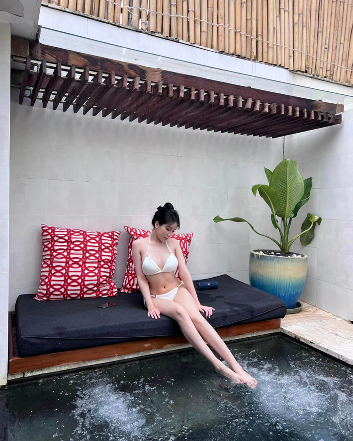 Fan của cô nàng cũng cho rằng, từ ngày tuyên bố đường ai nấy đi với cựu tuyển thủ VCS - Zeros, Yogurt Ng thoải mái chia sẻ những hình ảnh gợi cảm hơn, nếu không muốn nói là liên tiếp.