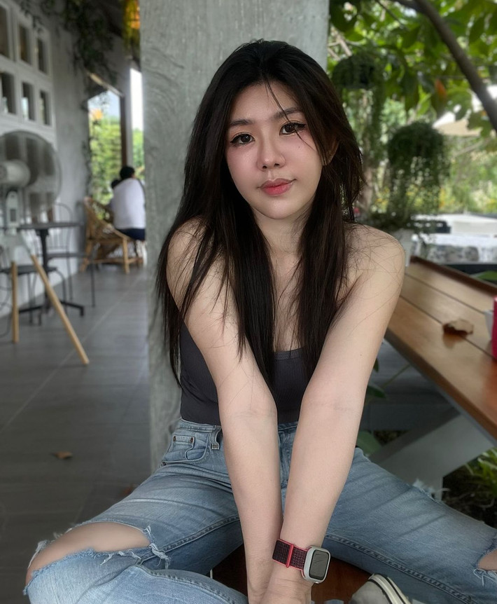 Niparat Konyai là một người mẫu, DJ đến từ Thái Lan, đồng thời cũng là một "nông dân chính hiệu" khi có nghề kinh doanh phụ là trồng nấm. (Ảnh: IGNV)