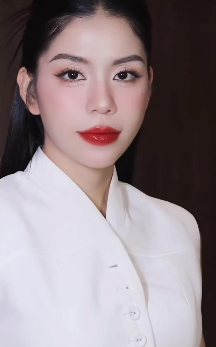 Xuất hiện trong phiên livstream gần đây, Hằng Du Mục thu hút hàng nghìn người xem không chỉ bởi những sản phẩm, deal sốc cô mang lại mà còn bởi nhan sắc cực phẩm.