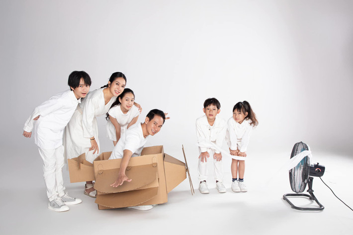 Nhiều người cũng chú ý đến nhan sắc trẻ trung của Minh Hà. Nhiều người ngỡ ngàng vì "mẹ 4 con" Minh Hà ngày càng trẻ trung, xinh đẹp và hạnh phúc viên mãn bên chồng con.