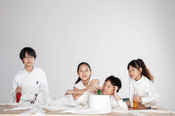 Vẻ ngoài của 4 nhóc tỳ được nhận xét thừa hưởng những nét đẹp của cả bố và mẹ.
