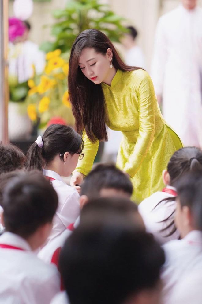 Diện áo tà áo dài thướt tha, cô giáo với vẻ đẹp ngọt ngào nổi bần bật trong buổi lễ khai giảng.