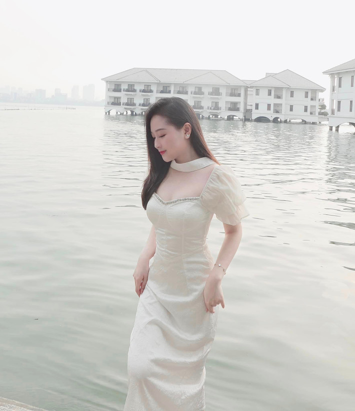Cô giáo Hà Thành theo đuổi phong cách nữ tính, ngọt ngào. (Ảnh: FBNV)