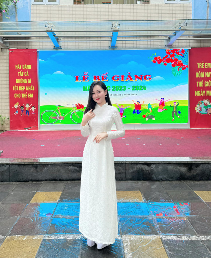 Trong lễ bế giảng năm học vừa rồi, Mỹ Linh cũng khiến nhiều người ấn tượng với tà áo dài trắng thướt tha.