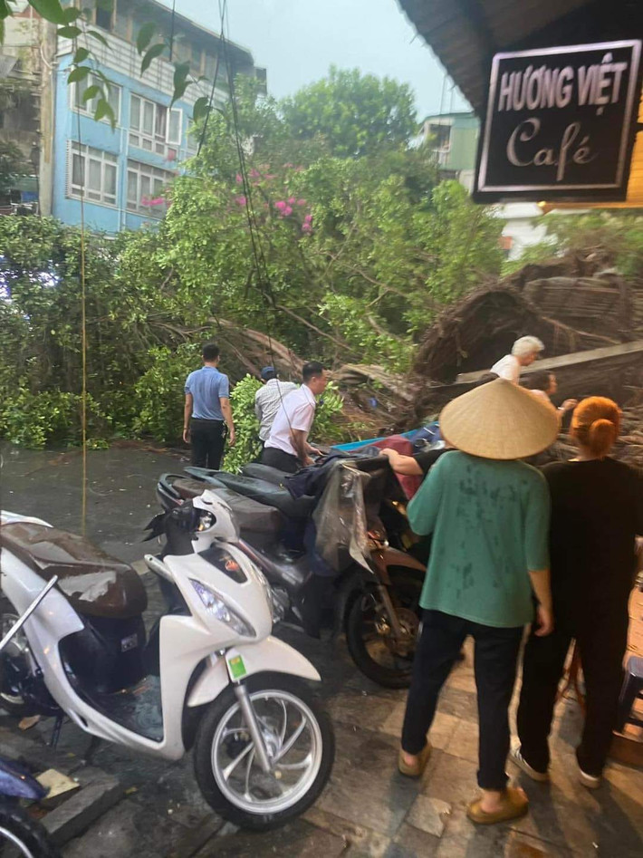 Sau khi cơn giông đi qua, lượng xe cộ tăng cao và bắt đầu xuất hiện tình trạng ùn tắc giao thông. Đến 8h tối, nhiều tuyến đường ghi nhận vẫn có tình trạng tắc đường kéo dài.