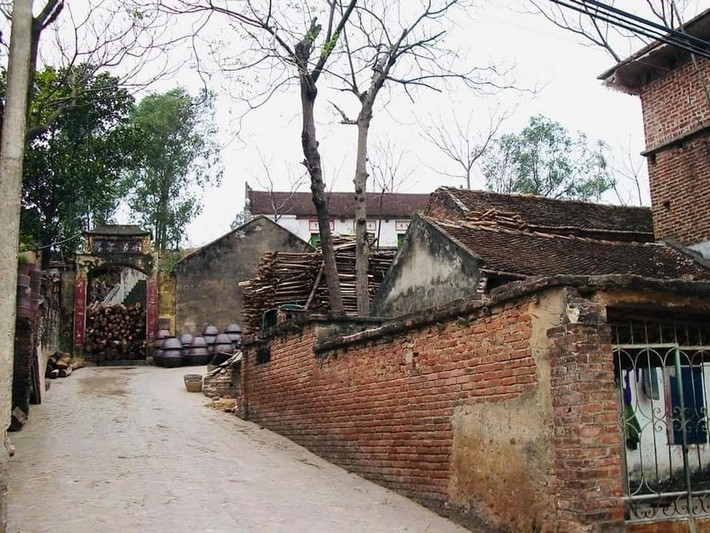 Một ngõ nhỏ ở quê.