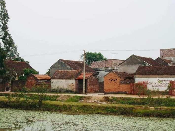 Cách đây 20 năm, nơi mà những tòa nhà hiện đại, những con đường nhựa rộng lớn được xây dựng là những ngôi nhà cấp 4 cũ kĩ, là con đường đất quen thuộc.