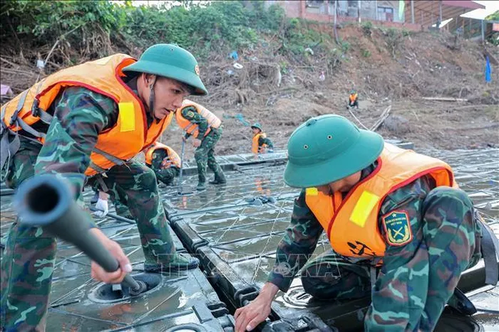 Lực lượng công binh Lữ đoàn Công binh 249 ghép các đốt khơi, sẵn sàng lắp đặt cầu phao dã chiến. Ảnh: Hoàng Hiếu/TTXVN