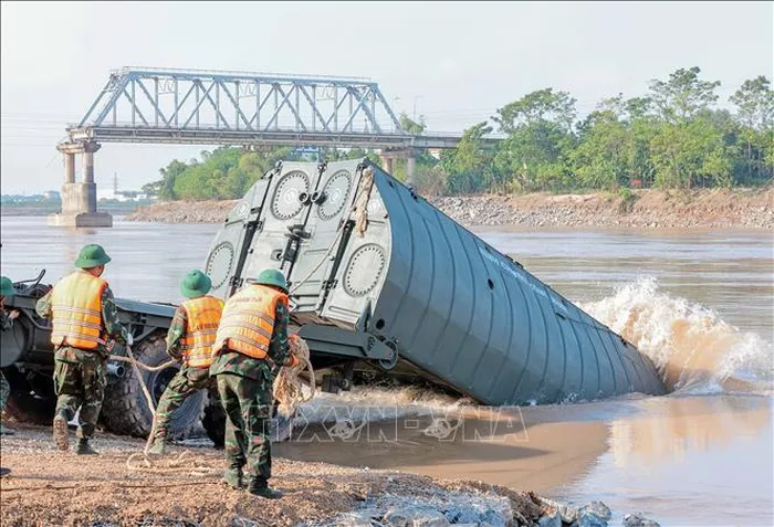 Lực lượng công binh Lữ đoàn công binh 249 hạ thủy đốt khơi ở điểm lắp đặt tại xã Hương Nộn. Ảnh: Hoàng Hiếu/TTXVN