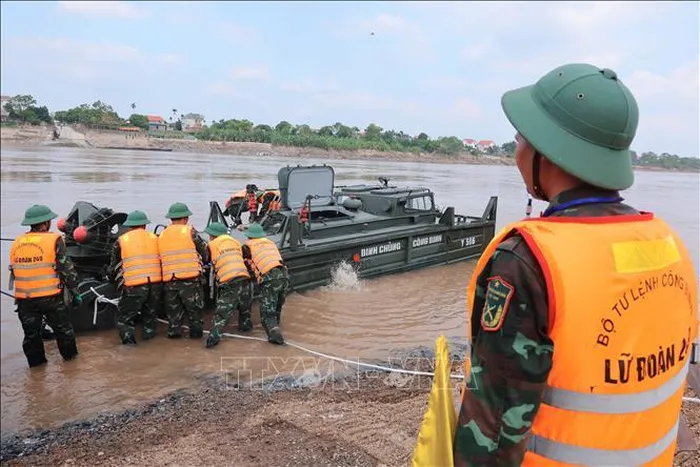 Lực lượng công binh Lữ đoàn công binh 249 tiến hành hạ thủy ca nô ở điểm lắp đặt tại xã Hương Nộn. Ảnh: Hoàng Hiếu/TTXVN