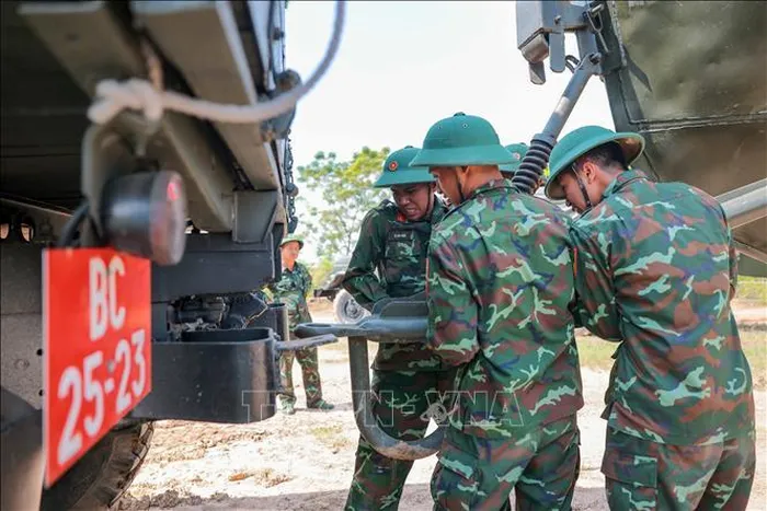 Lực lượng công binh Lữ đoàn công binh 249 lắp đặt ca nô vào xe chuyên dụng để hạ thủy. Ảnh: Hoàng Hiếu/TTXVN