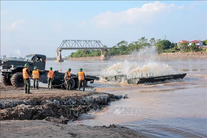 Lực lượng công binh Lữ đoàn Công binh 249 hạ thủy đốt khơi, sẵn sàng lắp đặt cầu phao dã chiến.