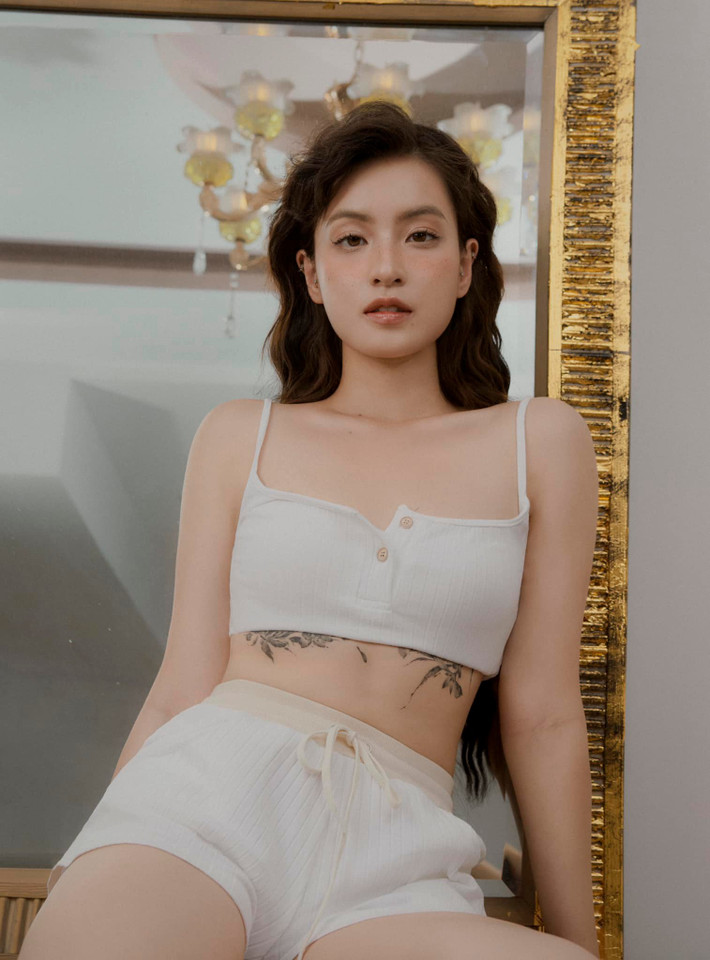 Cô nàng thường thử mình với nhiều phong cách khác nhau, lúc thì năng động, lúc lại nữ tính, dịu dàng.