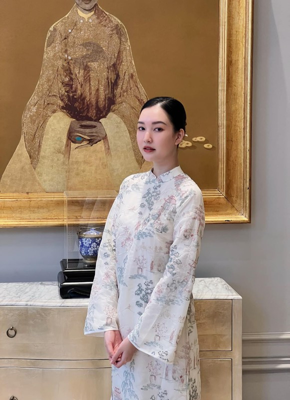 Cô nàng sở hữu vẻ đẹp và thần thái đậm chất Kinh Kỳ, mái tóc đen dài, làn da trắng nõn, gương mặt phúc hậu.