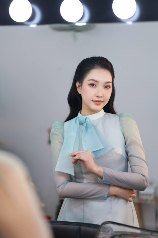 Cô nàng cũng là nữ chính của MV "Nàng thơ xứ Huế" - bài hát chủ đề của chương trình "Nàng thơ xứ Huế". Vẻ đẹp của Ngọc Trân trong MV khiến nhiều người say đắm.