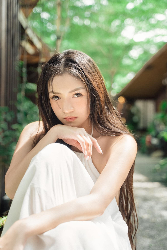 Không còn theo phong cách hở bạo khoe thân, cô nàng vẫn quyến rũ nhưng mang nét trưởng thành, gợi cảm, không gây phản cảm. (Ảnh: FBNV)