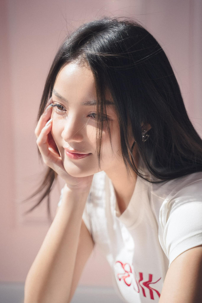 Ở tuổi 35, nhan sắc Thủy Top đã đạt độ chín nhưng vẫn còn vương lại nét ngây thơ.