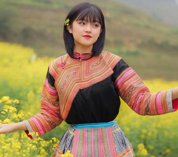 Những bức hình trong trang phục dân tộc của Hương Ly từng nổi đình nổi đám trên MXH.