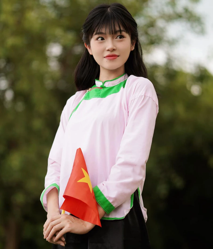 Cô cũng mạnh dạn thử nghiệm nhiều phong cách thời trang và cách tạo dáng trước ống kính dần trở nên chuyên nghiệp hơn. (Ảnh: FBNV)