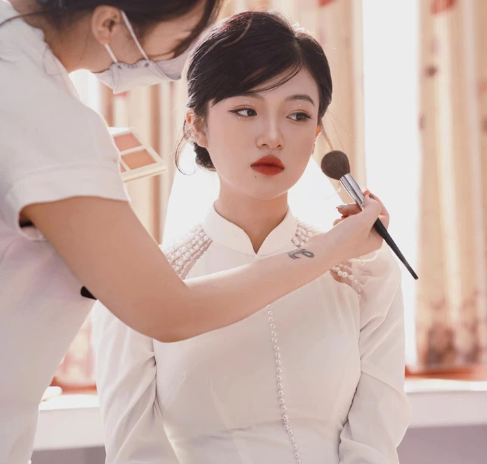 Vẫn là nét trong trẻo ngày nào nhưng thêm phần sắc sảo, lạnh lùng.