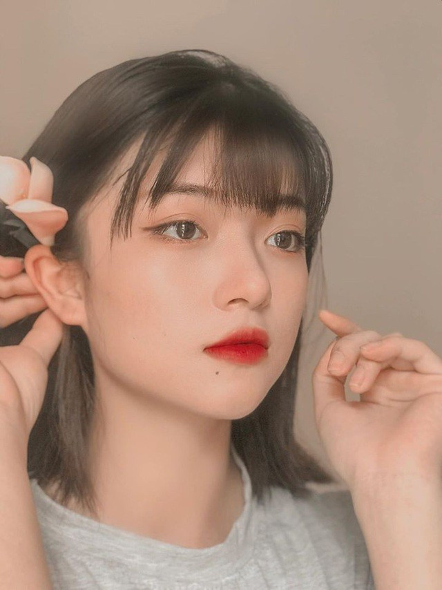 Mái tóc ngắn đến vai cùng chiếc mái thưa là điểm đặc trưng của cô nàng.