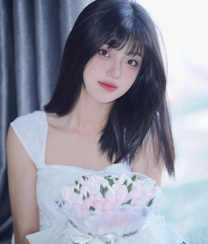 Ngoại hình xinh đẹp, trong sáng nên cô nàng thường nhận làm mẫu cho những bộ hình có concept nhẹ nhàng, trong trẻo.