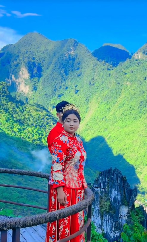 Khung cảnh thực hiện bộ ảnh cưới có thể là ở quê nhà của Phúng Phính.