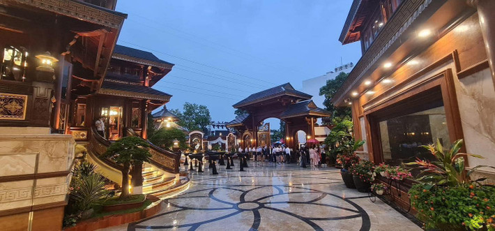 Hình ảnh cho thấy khoảng sân rộng phía trước của biệt phủ được lát gạch sáng bóng, đây cũng là nơi đón tiếp khách mời đến tham dự bữa tiệc tân gia.