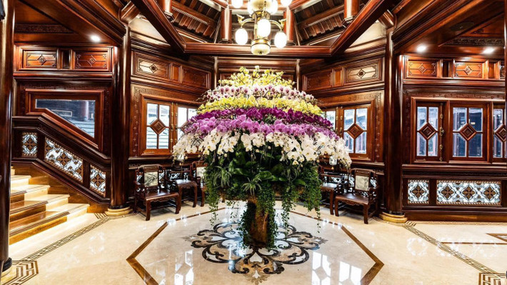 Qua loạt ảnh được chia sẻ có thể thấy căn biệt thự rất rộng lớn, được thiết kế theo phong cách cổ điển và hoàn thiện phần lớn bằng chất liệu gỗ.