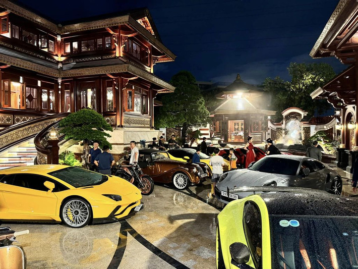 Dàn siêu xe trị giá 300 tỷ đồng nằm “khoe dáng” trước sân của căn biệt thự.