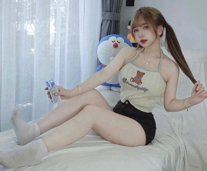 Cô nàng sở hữu gương mặt bầu bĩnh, đôi mắt to tròn, môi nhỏ chúm chím. Nhìn vẻ ngoài dễ thương này, ít người đoán được rằng Thùy Trang đã bước qua tuổi 30.