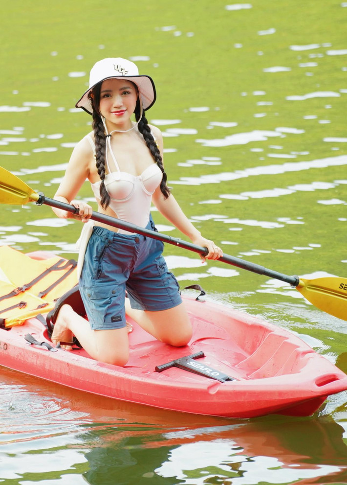 Đồng Thu sở hữu vóc dáng nhỏ gọn, ba vòng cân đối. Cô nàng yêu thích các hoạt động thể thao ngoài trời như leo núi, đạp xe, chèo thuyền...