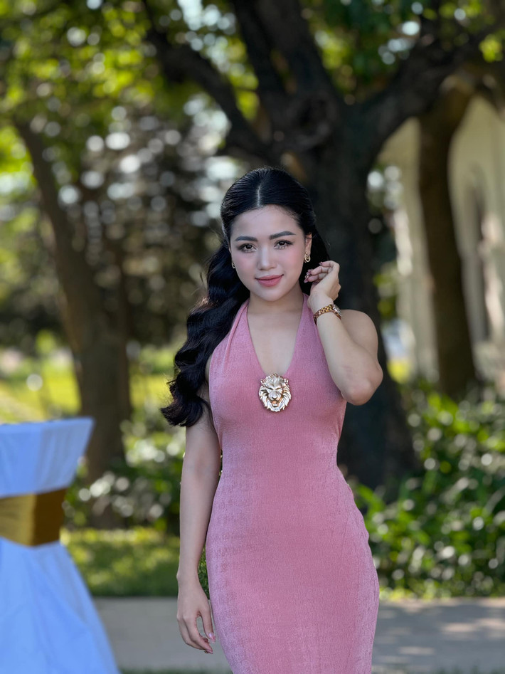 Thế nhưng ngoài đời, cô nàng vô cùng trẻ trung, nữ tính.