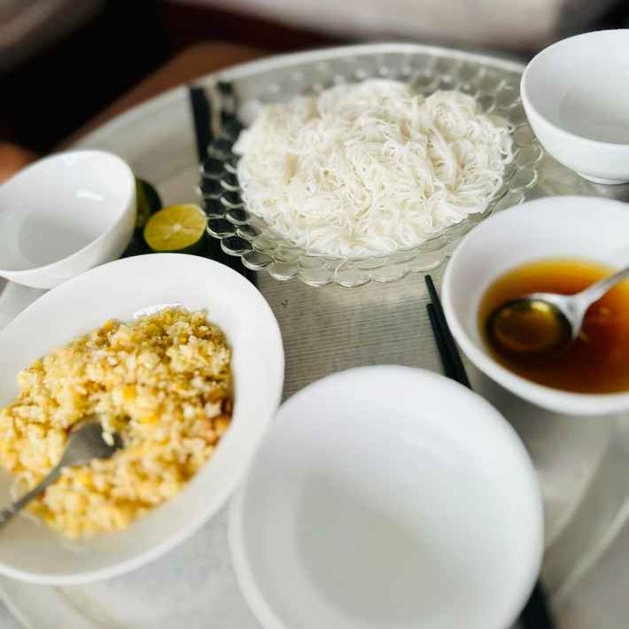 Những ngày bão lũ, chỉ một bữa cơm giản dị thế này thôi cũng đủ rồi. (Ảnh: @nam.sq)
