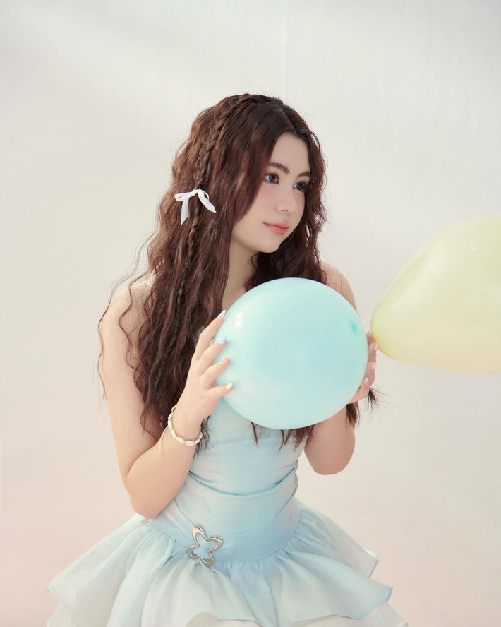 Bộ ảnh mừng sinh nhật của cô nàng từng khiến nhiều người xuýt xoa với tạo hình kẹo ngọt đáng yêu. (Ảnh: IGNV)
