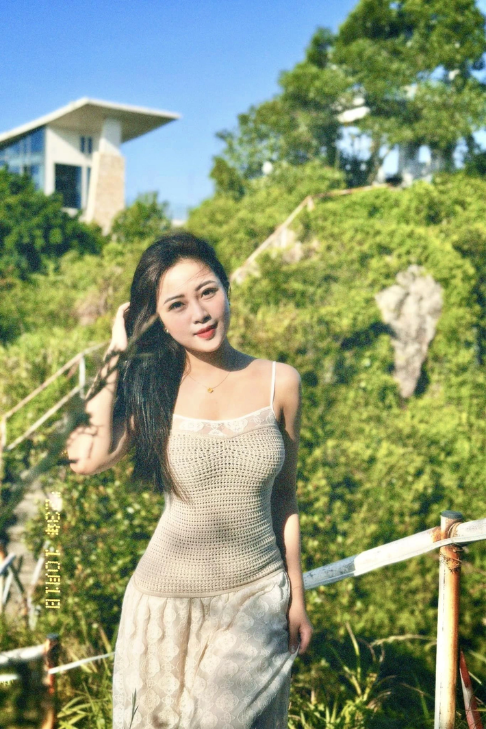Ở tuổi 27, Nhật Linh may mắn có được sự nghiệp thành công và cuộc sống hôn nhân hạnh phúc. Người đẹp lui về phía sau, trở thành hậu phương giúp cầu thủ Phan Văn Đức yên tâm thi đấu.