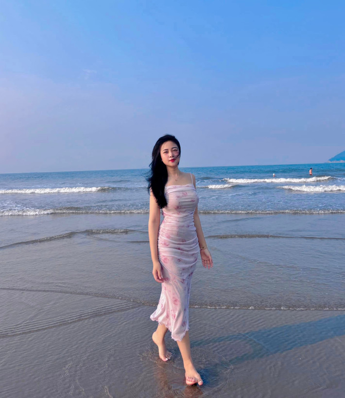 Là bà mẹ hai con, Nhật Linh không ngại khoe thân hình thon gọn, đáng ngưỡng mộ. Sau sinh, người đẹp nhanh chóng lấy lại vóc dáng nhờ duy trì thói quen sinh hoạt lành mạnh, tập luyện đều đặn các môn thể thao và có chế độ ăn uống hợp lý .