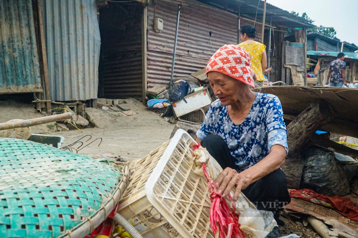 Vào sâu trong khu dân cư ven sông Hồng, đồ đạc của các hộ dân tại đây vẫn còn ngổn ngang, cuộc sống của họ chưa thể trở lại bình thường. Bà Trần Thị Ba ( 77 tuổi, Quê Nam Định) cho biết: “Cơn bão đi qua đã làm ngập nhà tôi, hôm nay nắng ráo tôi mang đồ đạc ra rửa, nhìn đồ đạc trong nhà ngổn ngang tôi chẳng biết bắt đầu dọn dẹp từ đâu”.