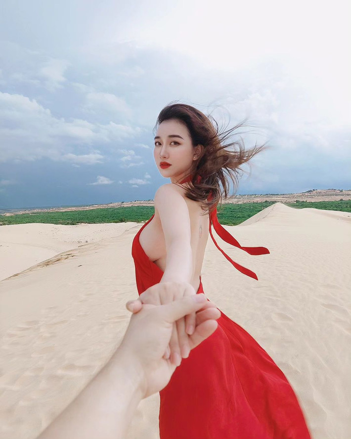 Nếu như ngày trước, cô nàng thường diện những trang phục hở bạo có phần dung tục, thì hiện tại Triệu Vân vẫn gợi cảm nhưng đã "đúng nơi đúng thời điểm" hơn trước.
