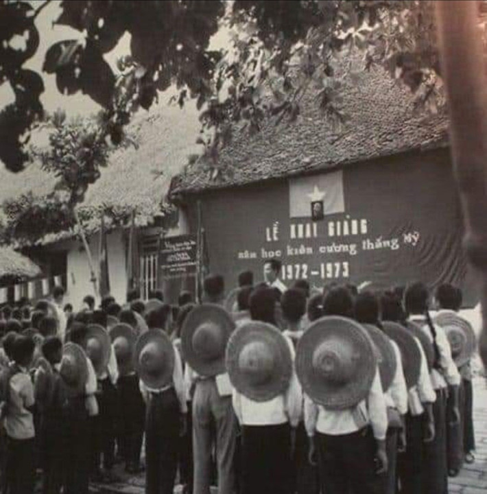 Lễ khai giảng năm học mới của trường cấp II Dịch Vọng, Từ Liêm, Hà Nội năm 1972 - 1973.