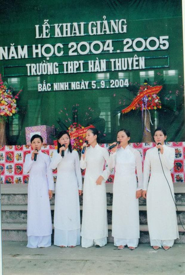 Những tiết mục văn nghệ khai giảng thường là những bài đồng ca về tình thầy trò, về mái trường.
