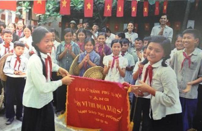 Một mùa tựu trường nữa lại đến, ngày hôm nay, 5/9, rất nhiều trường trên cả nước đã tổ chức lễ khai giảng, bắt đầu năm học mới. Trên mạng xã hội, không chỉ những hình ảnh khai giảng năm nay mà những khoảnh khắc về 1 lễ khai giảng xưa cũ được nhiều người chia sẻ lại, khiến rất nhiều người lứa tuổi 7x, 8x, thậm chí cả 9x đều bồi hồi xúc động.