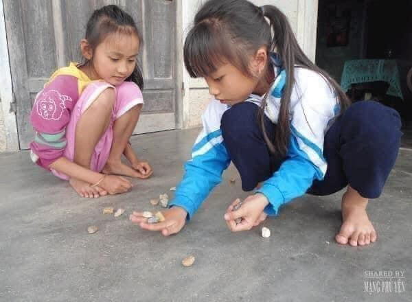 Khi chưa có những chương trình hoạt hình, các nội dung trên nền tảng số thì các bé gái thường rủ nhau chơi trò đếm sỏi này...
